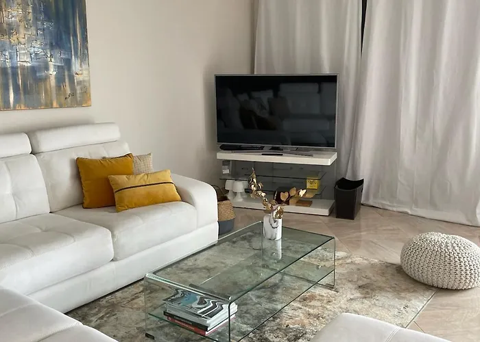 La Des Cistes Au Calme Vue Etangs * ナルボンヌ